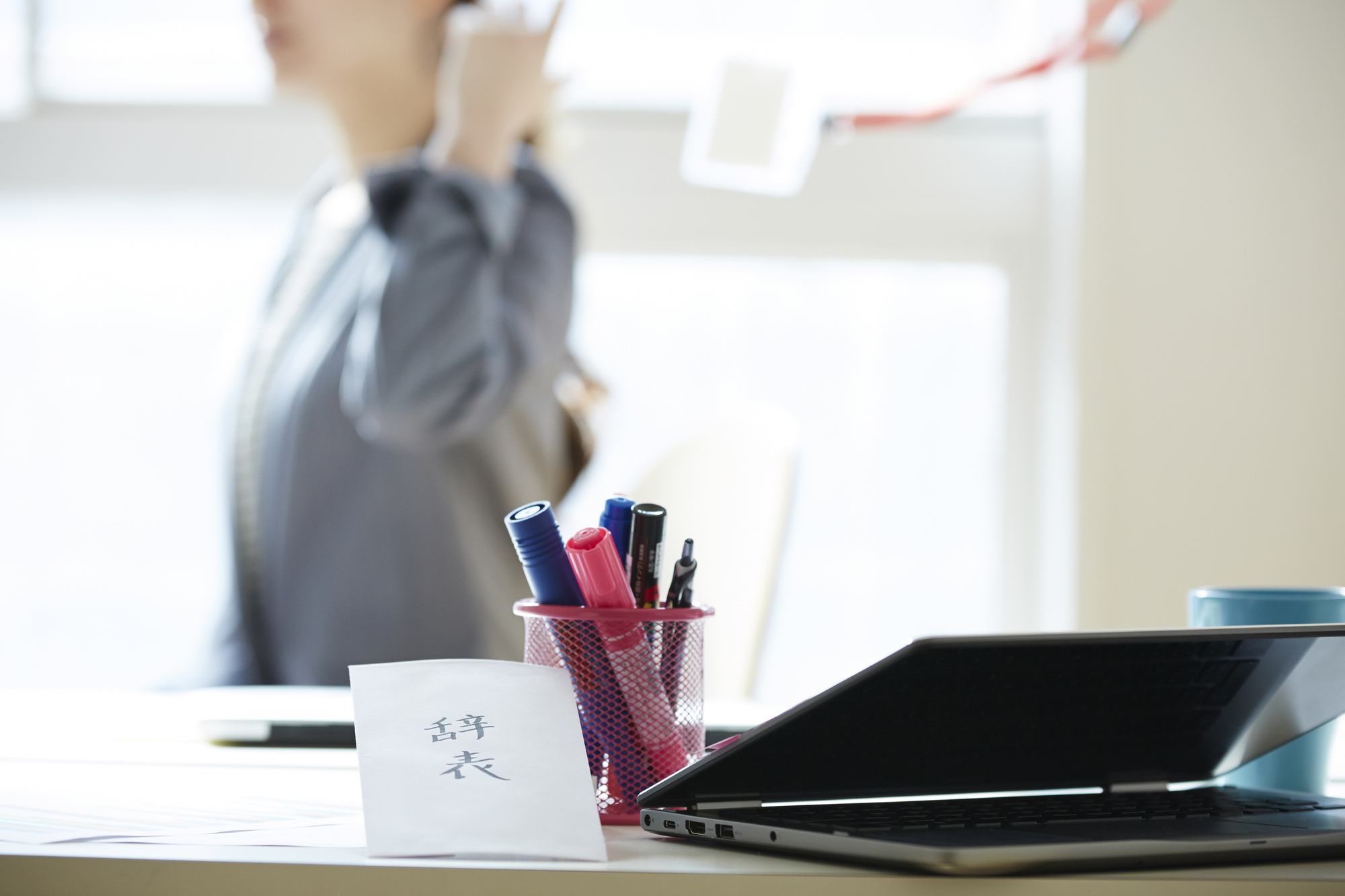 社員証を投げて、退職する人