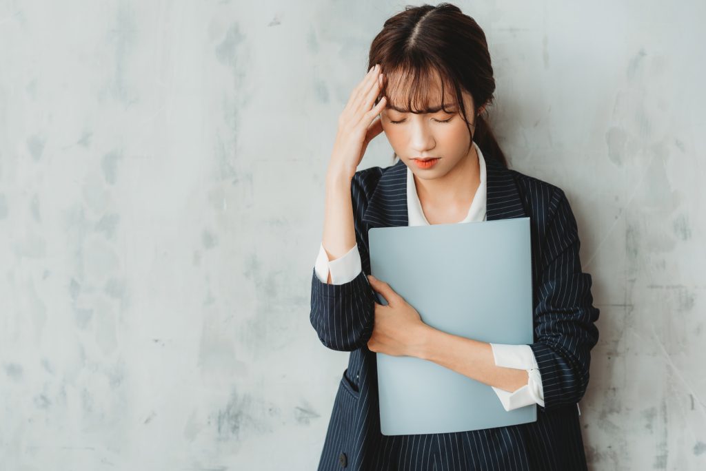 頭を悩ますビジネスパーソン
