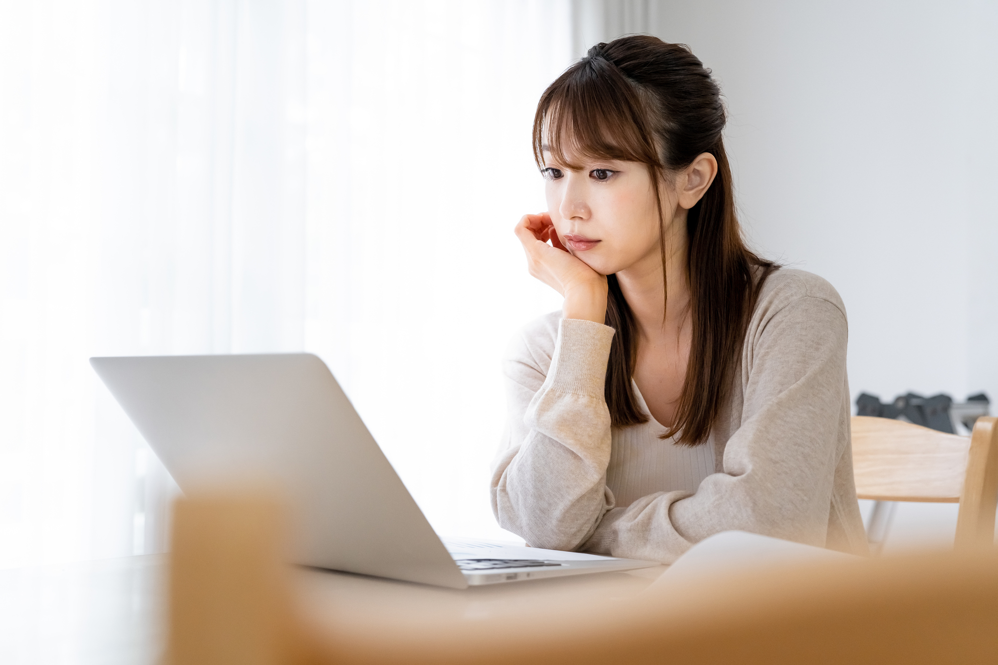 データでみる職場の孤独、見過ごせないリスクの数々。離職率2.5倍